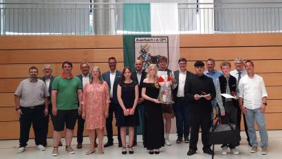 Bild: Mittelschule Auerbach/exb
Sehr gute Prüfungsergebnisse erreichten Anna Lederer (Achte von rechts), Julia Kugler (Siebte von links), Elias Brunhuber (Siebter von rechts), Sebastian Pöllinger (Sechster von rechts), Ozan Zirh (Fünfter von rechts) und Ben Christl (Dritter von rechts. Ehrengäste und Schulleitung gratulierten.
