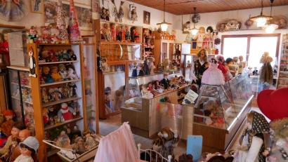 Bild: gz
Inmitten der zahlreichen Puppenkinder ragt die 1,80 m große"Jutta" heraus.