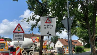 Bild: Stefanie Roth
Die Bauarbeiten laufen bereits. Aktuell ist ein Teil der Strecke in Grafenwöhr halbseitig gesperrt.