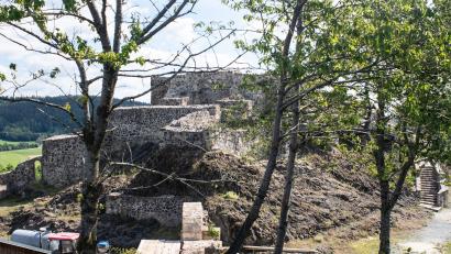 Archivbild: Lukas Meister
In 40 Jahren hat der Heimat- und Kulturverein Waldeck die Burg so wieder aufgebaut, dass erkennbar ist, wo früher Gebäude und Türme standen.
