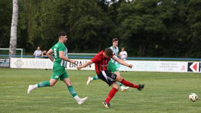 Archivbild: Dieter Jäschke
Im Testspiel gegen Nico Argauer (rechts) und den SC Luhe-Wildenau hatten Slavomir Strmiska (links) und der SV Mitterteich nur das Nachsehen. Beim Saisonstart gegen den FSV Erlangen-Bruck soll das anders laufen.