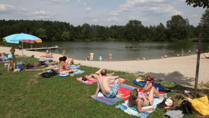 Bild: Götz
Wenn das Wetter passt, füllen sich der Uferbereich und die Liegewiese am Forsterweiher bei Schwarzenfeld mit zumeist jungen Leuten oder Familien.