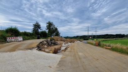 Bild: Dobler
Zwischen Waltenhof und Wiefelsdorf (Stadt Schwandorf) läuft der „Naabtalradweg“ entlang der Kreisstraßen SAD 5 und SAD 2. Dort entsteht ein rund einen Kilometer langer, neuer Radweg, der parallel zur Straße läuft.