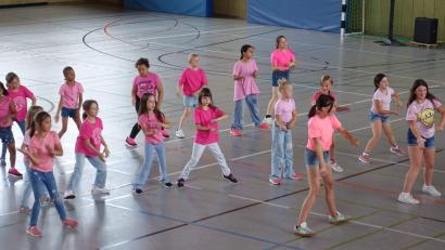 Bild: u
Die Grundschulmädchen sorgten für einen fulminanten Einstieg ins Sommerfest der Offenen Ganztagsschule mit ihrem Flashmob, den sie mit der Klasse 5b einstudiert hatten.