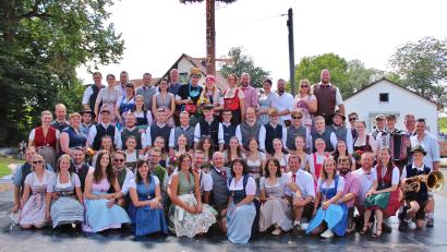 Bild: Markus Rauscher/exb
Die 14 Adlholzer Kirwapaare freuten sich mit ihrem neuen Oberkirwapaar Alina Spieß und Simon Härtl (in der Bildmitte), ebenso auch die 18 ehemaligen Kirwapaare über eine gelungene Kirwa 2024.