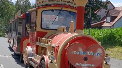 Bild: Dekrell/exb
Zum Sommerfest des VdK Waldsassen wurden die Teilnehmer mit der Bimmelbahn gefahren.