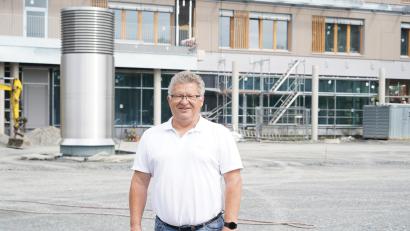 Bild: kaz
Schulleiter German Helgert auf der Baustelle der neuen Realschule. Am 31. Juli verabschiedet er sich in den Ruhestand.