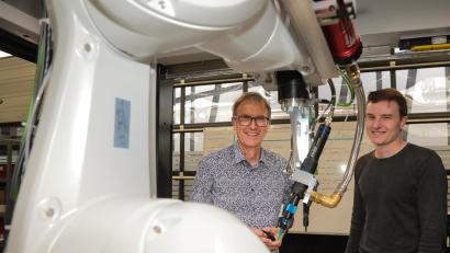 Bild: Wolfgang Steinbacher
Vater Georg Baumann (links) und Sohn Oskar Baumann vor einer Baumann-Maschine: In die sogenannte "Feedbox" packt das Unternehmen die Technik, die die Kunden für ihre Produktion brauchen.