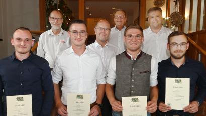 Bild: gf
Die Einser-Absolventen der Staatlichen Technikerschule sowie der Ehrengäste der Abschlussfeier (von links): Simon Kraus, Studiendirektor Bernhard Mikuta, Fabian Leipold, Oberstudiendirektor Martin Wurdack, Bürgermeister Martin Preuß, Kilian Scharf, stellvertretender Landrat Stefan Braun und Tim Schwemmer.