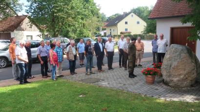 Bild: rha
Die Jubiläumsfeier der Reservistenkameradschaft Vilseck begann am Ebersbacher Ehrenmal mit einem Totengedenken.