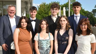 Bild: gf
Auf die Eins vor dem Komma können die besten Absolventen der Wirtschaftsschule Amberg stolz sein. Von links: Oberbürgermeister Michael Cerny, Johanna Peschel, Yannick Schwarz, Chiara Püschl, David Haupt, Sofia Hense, Jonas Plößl und Oberstudiendirektorin Brigitte Conchedda.