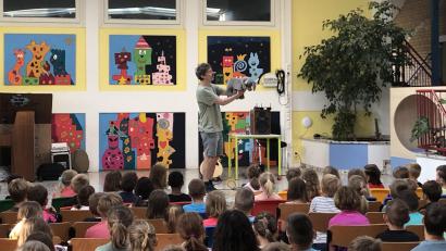 Bild: Simone Koch/exb
Bei der Autorenlesung von Oliver Scherz ging es in der Poppenrichter Schule gedanklich nach Afrika.