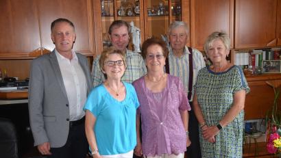 Bild: bö
Ihren 85. Geburtstag feierte Rita Stollenmeier (Mitte). Dazu gratulierten Zweiter Bürgermeister Mathias Huger, Rosemarie Obermeier, Pfarrer Werner Sulzer, ihr Mann Josef Stollenmeier und Elfriede Mehringer (von links).