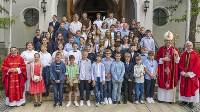 Bild: Wolfgang Schwamberger/exb
Weihbischof Dr. Josef Graf, Stadtpfarrer Konrad Amschl, Pastoralreferentin Maria Wagner und Pater Klaus Kniffki mit den 53 Firmlingen der Pfarreiengemeinschaft.