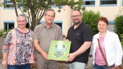 Bild: Hermann Daubenmerkl, RTO/exb
Studienrätin Gudrun Beyser, Werner Schuberth (Kreisvorsitzender des Bundes Naturschutz), Realschulkonrektor Holger König und Doris Burger (Geschäftsstellenleitung Bund Naturschutz, Kreisgruppe Tirschenreuth, von links) schlossen die Kooperationsvereinbarung ab.