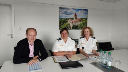 Bild: Ivonne Weidner/exb
Bürgermeister Konrad Kiener, Polizeihauptkommissarin Marion Zenger und 	
Erste Polizeihauptkommissarin Sabine Roidl (von links) besprechen die Statistik der Straftaten im vergangenen Jahr.