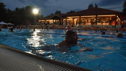 Bild: Stephan Huber
Vor allem die tropischen Abendtemperaturen zogen die Teilnehmer beim 24-Stunden-Schwimmen ins Wasser.