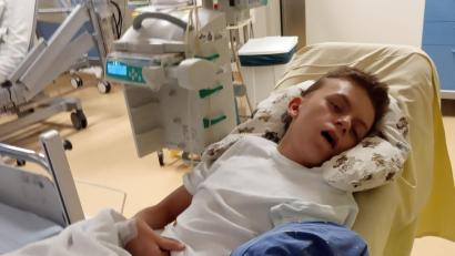Bild: Vogl/exb
Neun Monate nach dem schweren Asthma-Anfall wird Lukas immer noch teilintensiv überwacht und kann sich quasi nicht artikulieren.