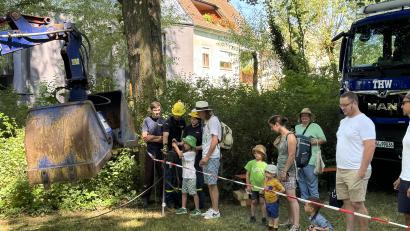 Bild: mgo
Schweres Gerät: Beim Technischen Hilfswerk können die Kids einen Bagger steuern.