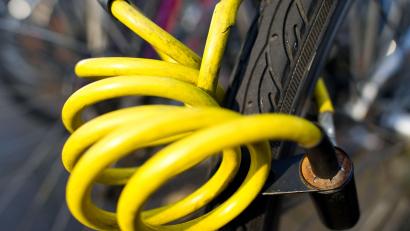 Symbolbild: Uwe Anspach/dpa
Ein Fahrradschloss hängt an einem Fahrradreifen. In Weiden hat jemand ein abgesperrtes Rad in der Altstadt gestohlen.