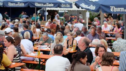 Bild: wlr
Bereits am Samstag kamen die Gäste in Scharen zum 29. Etzenrichter Fischerfest und ließen sich die kulinarischen Köstlichkeiten aus heimischen Gewässern schmecken.