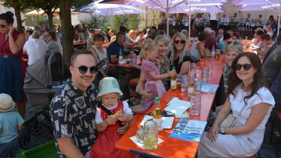 Bild: jr
Trotz der Hitze waren schon zur Mittagszeit viele Besucher auf dem 20. Konnersreuther Bürgerfest.