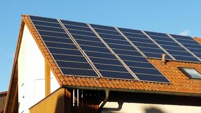 Symbolbild: Jürgen Stauber/dpa
Am Montag brannten PV-Anlagen in Schwandorf und Weiherhammer. Die Brandursachen sind noch unklar.