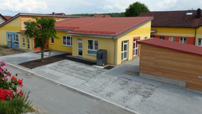Bild: lgc
Der Kindergarten wurde für zwei Krippegruppen beträchtlich erweitert. Vorne im Hintergrund ist das Bestandsgebäude zu erkennen, in dem nun ausschließlich der Kindergarten untergebracht ist.