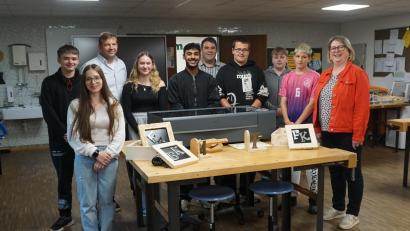 Bild: Mittelschule Mitterteich/exb
Leo Fütterer (hinten, Zweiter von links), Andreas Kempf (Fünfter von links), Rektorin Gisela Kastner (rechts) und Schülerinnen und Schüler der 7. bis 9. Klassen freuen sich über den neu angeschafften Lasercutter.