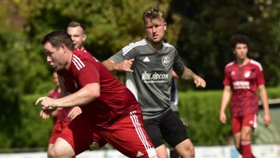 Bild: ham
Spielertrainer Bastian Lobinger (links) und die SpVgg Pfreimd fertigten die SV Grafenwöhr daheim gleich mit 5:0 ab.