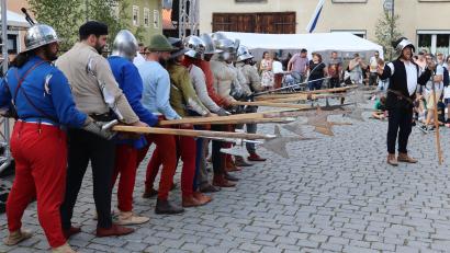 Bild: mrr
Einen Stangenwaffendrill präsentierten die Mitglieder von Cantus Ferrum aus Amberg.