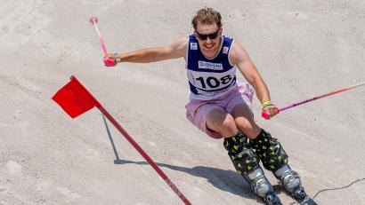 Bild: chl
Max Straub gewinnt dritten Titel in Folge am Sandberg in Hirschau. Er fährt eine spezielle Technik auf Sand. Diese habe er sich von Berni (Berhanrd Hornek) abgeschaut und ausgebaut, sagte er lachend.
