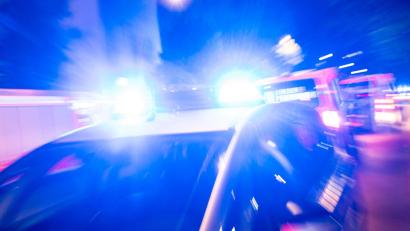 Symbolbild: Christophe Gateau/dpa
Ein Streifenwagen der Polizei steht mit Blaulicht an einem Einsatzort. Die Polizei brachte am Freitagabend einen 37-Jährigen in die Ausnüchterungszelle, da er mit der Eisenstange auf eine Haustür eingeschlagen hatte.