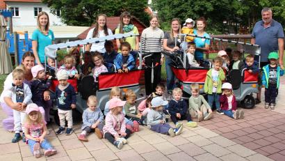 Bild: lep
Dankbar für die Spende des Fördervereins des Kinderhauses freuen sich die Krippenkinder mit ihren Erzieherinnen der „Glühwürmchen, Bienen- sowie Wichtelgruppe“ nun entspannt Ausflüge zu machen. Kaum standen die Busse da, stiegen die Kleinkinder sofort ein und warteten gespannt, dass es los geht.