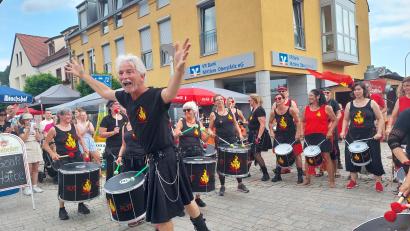 Bild: jua
Mitwirkenden wie Zuschauern macht der Auftritt der "Jalapenos Percussion" mit ihrem Comandante Andreas Bornholdt gleichermaßen viel Spaß.