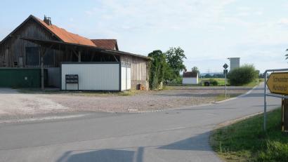 Bild: Hirsch
Die Unterstellhalle mit angebauter Scheune und Stallung in Deiselkühn (links) wird abgerissen. Dort entsteht eine Lagerhalle für Baumaschinen.