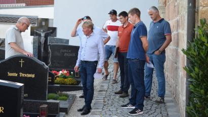 Bild: bnr
Im Friedhof von Willhof stehen Instandsetzungsarbeiten an. Vor Ort machte sich der Gemeinderat ein Bild von den Schäden.