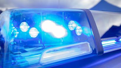 Symbolbild: Daniel Karmann/dpa
Eine Schlägerei auf einem Fest in Rieden führte am frühen Sonntagmorgen zu einem Polizeieinsatz.