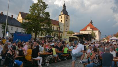 Bild: jr
Feiern mit Blick auf die Stadtpfarrkirche: Der gesamte Untere Marktplatz war am Samstag eine Festmeile.
