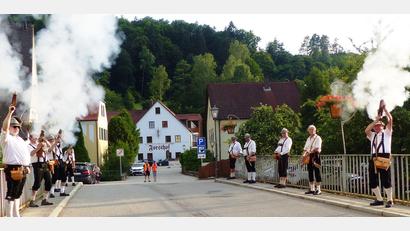 Bild: jp
Die Kurfürstlichen Böllerschützen eröffneten das Kastler Bürgerfest mit Donnerhall.