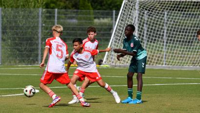 Bild: Nachtigall
Die Bayern (rot-weiße Trikots) besiegten im Finale den SSV Jahn.