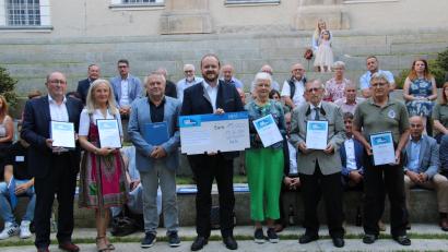 Bild: prh
Vor der Kulisse des Lobkowitz-Schlosses verlieh Landrat Andreas Meier (Mitte) erstmals den NEW-Landkreispreis. Stellvertretend nahmen diesen Bernhard Knauer, Heidrun Rank, Gerhard Müller und Gertrud Werner, Peter Garreiss und Manfred Janker (von links) entgegen.