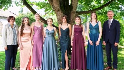 Bild: Peter Ringeisen
Die Jahrgangsbesten der Dr.-Johanna-Decker-Realschule mit der Schulleitung. Von links: Realschulkonrektorin Gabriele Tröster, Donarta Vishesella, Evita Scheermann, Magdalena Lang, Luisa Tauber, Anja Lautenschlager, Sophia Riß, Schulleiter Hans Kistler.