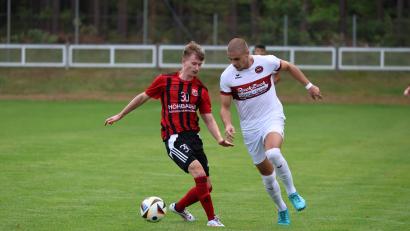 Bild: Dieter Jäschke
Ugljesa Stevanovic (rechts) verhinderte mit seinem Doppelpack für den SSV Eggenfelden einen Heimsieg des SC Luhe-Wildenau (im Bild Johannes Gradl).
