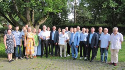 Bild: fg
Die Urkunde und die silberne Bürgermedaille der Stadt Hirschau nahmen in Anwesenheit der Stadträte stellvertretend von Bürgermeister Hermann Falk (Bildmitte) die Söhne Klemens (links) und Franz (rechts) entgegen