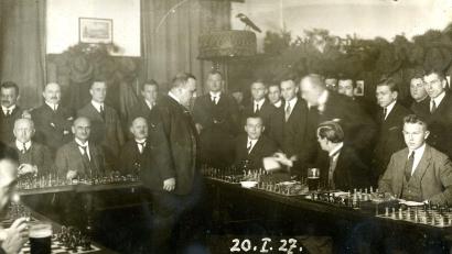 Archivbild: Stadtarchiv Amberg
Der russischstämmige deutschen Meister und spätere Herausforderer des Weltmeisters, Efim Bogoljubow, gab 1927 im Gasthaus Schieferl eine Simultanvorstellung, bei der er an 30 Brettern gleichzeitig gegen oberpfälzische Vereinsmitglieder antrat.