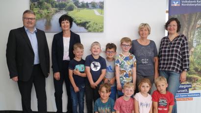 Bild: Kindergarten St. Rita/exb
Unser Bild zeigt die acht Vorschulkinder des Kindergartens St. Rita mit ihren Erzieherinnen Sabine Preisinger und Christine Meiler (rechts) sowie Wolfgang Meister und Rita Schmidkonz (links) von der Volksbank Raiffeisenbank Nordoberpfalz.