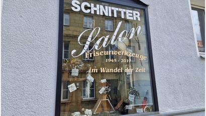 Bild: Tobias Gräf
Wie lange Ehrentraud Schnitter schon Haare schneidet, sieht man auch am Schaufenster mit historischen Friseurwerkzeugen: Die Technik hat sich in den vergangenen 60 Jahren massiv weiterentwickelt, die Salon-Chefin aber ist immer noch dieselbe.