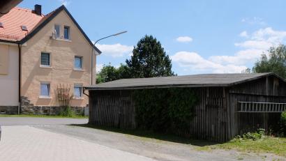Bild: le/exb
Das seit mehr als 100 Jahren bestehende Nebengebäude im Wohngebiet der Baugenossenschaft „Eigenheim“ in Plankenhammer soll einer Verkehrsverbesserung weichen.