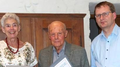 Bild: Waldsassener Kammermusikkreis/exb
Treue Mitglieder zeichnete der Waldsassener Kammermusikkreis (WKK) in seiner Jahreshauptversammlung aus. Von links Brigitte Wührl (25 Jahre) und Gerhardt Höhn (40) zusammen mit Vorsitzendem Andreas Sagstetter.